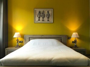 Chambre Deluxe double | Lit de bébé (gratuit), accès au Wi-Fi (inclus), literie fournie