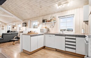 Kjøleskap, ovn, kokeplater og oppvaskmaskin