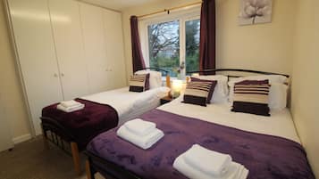 5 bedrooms, Egyptian cotton sheets, premium bedding, memory-foam beds