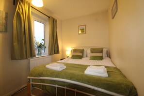 Egyptian cotton sheets, premium bedding, memory-foam beds - Keswick House Chesterfield (Chesterfield)