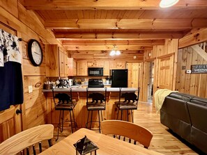 Fridge, microwave, dishwasher, coffee/tea maker - Perfect Balance of Peacefulness and Convenience (Sevierville)