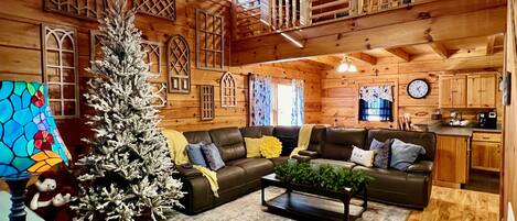 Una televisión, una chimenea, una pantalla de ordenador, una impresora