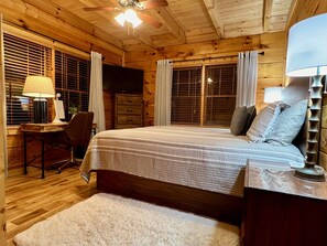 2 bedrooms, desk, internet
