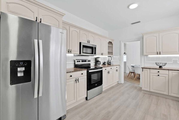 Fridge, microwave, oven, stovetop - Heated Pool Home Close to Beach | Pool Table (Pompano Beach)