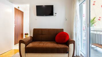 1 bedroom, desk, Internet