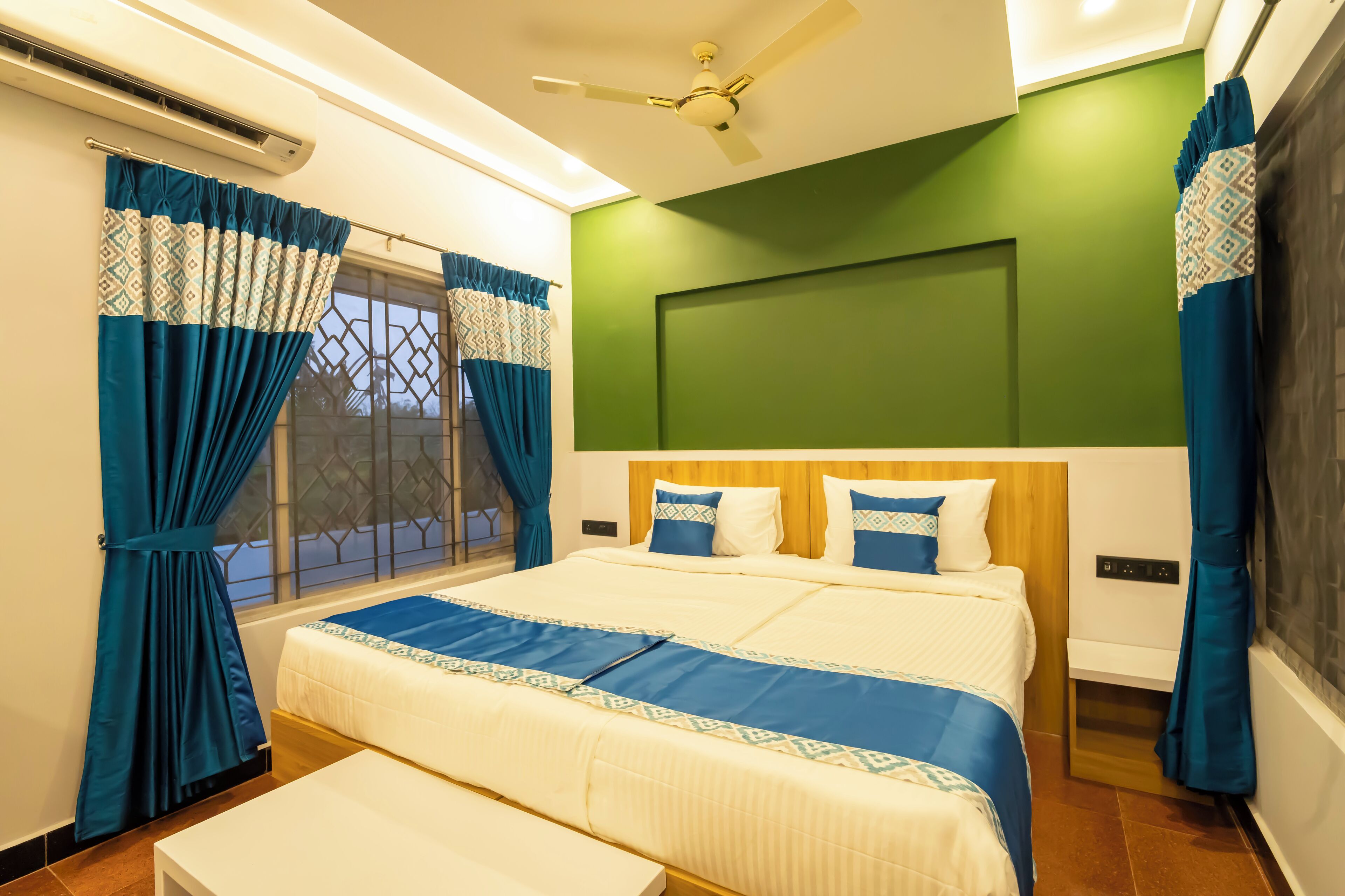 ミニバー、デスク、ノートパソコン用作業スペース、遮光カーテン