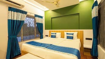 Minibar, bàn, khu vực làm việc phù hợp cho laptop, màn/rèm cản sáng