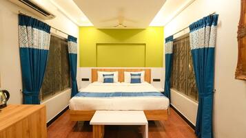 3 bedrooms, minibar, desk, laptop workspace