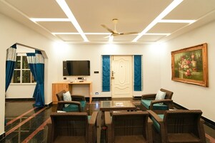 Minibar, escritorio y espacio para trabajar con laptop 