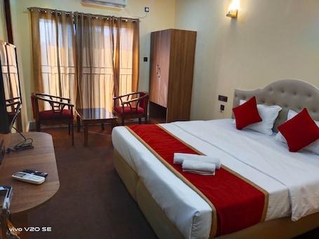 Deluxe Double Room | Laptop workspace, soundproofing, free WiFi, bed sheets. Maa Paradise World