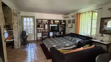 Comfort House, Lake View | 2 bedrooms, soundproofing, iron/ironing board, free WiFi