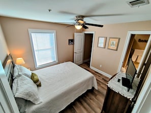 3 bedrooms, travel crib, WiFi, bed sheets