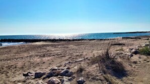 A sandy beach with a rocky shoreline and a clear blue sky. - Beautiful home in Graveson (Graveson)