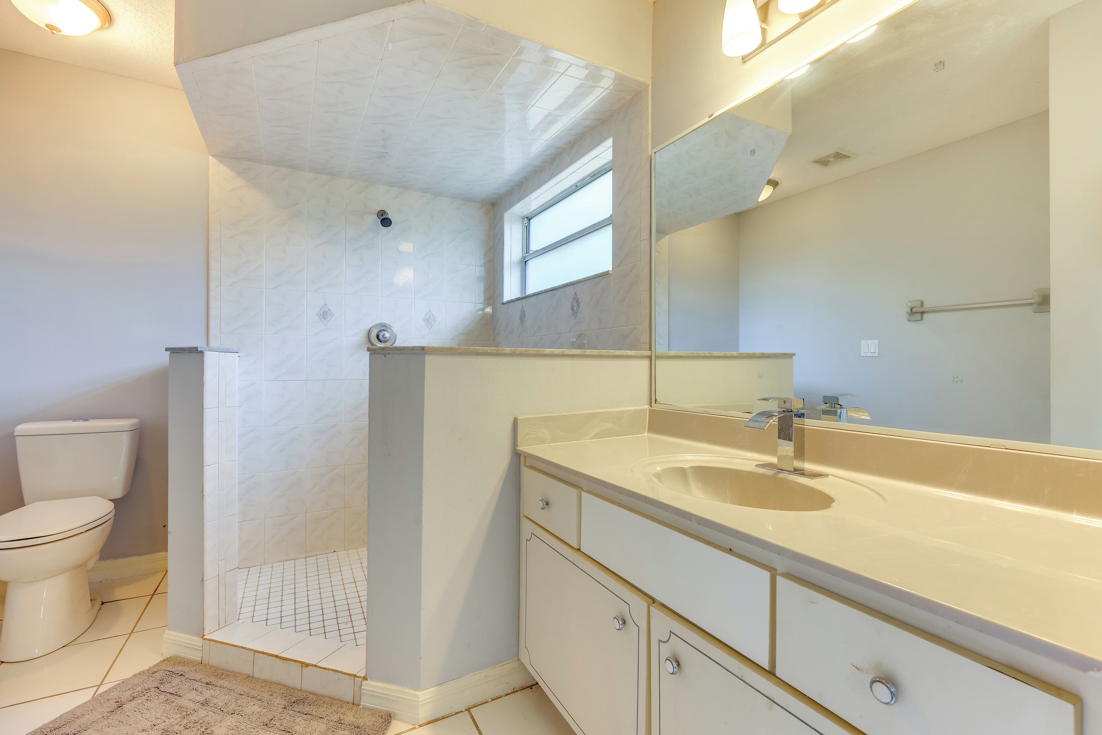 Ein modernes Badezimmer mit Toilette, Dusche und Waschtisch mit Spiegel.