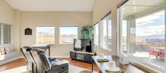 Mtn-view Escape w/ Hot Tub in Sparks!