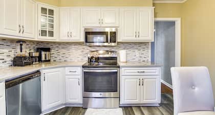 3 Mi to Downtown: Spacious White Plains Home