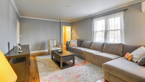 Un salon comprenant un canapé, une table basse, un bureau et une chaise.