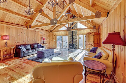 15 Mi to Snowshoe Resort: Cabin w/ Deck & Fire Pit