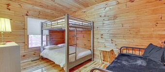 15 Mi to Snowshoe Resort: Cabin w/ Deck & Fire Pit