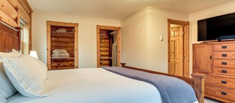 Mtn & Vineyard Views: Oregon Wine Country Escape