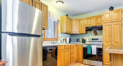 7 Mi to Mt Snow Resort: Family Home w/ Fire Pit!