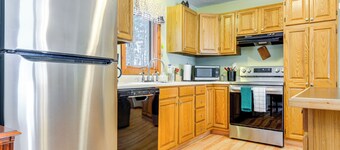 7 Mi to Mt Snow Resort: Family Home w/ Fire Pit!