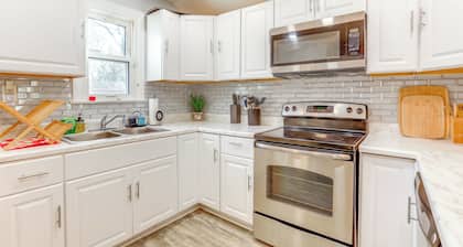 3 Mi to Dtwn: Home w/ Yard in Newark