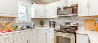 3 Mi to Dtwn: Home w/ Yard in Newark