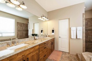 Shower, hair dryer - Walk-to-Uptown Home with Red Rock Views (Sedona)