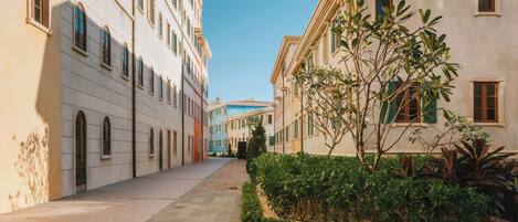 Superior tweepersoonskamer, voor 1 persoon, uitzicht op de binnenplaats | Een kluis op de kamer, een bureau, verduisterende gordijnen, gratis wifi