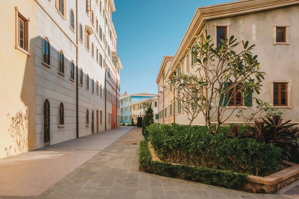 خزنة داخل الغرفة وستائر تعتيم وواي فاي مجانًا