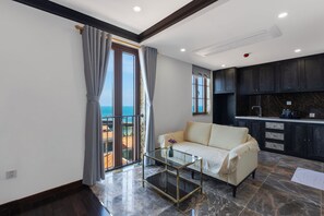 Junior tweepersoonskamer, voor 1 persoon, uitzicht op zee | Privékeuken | Een minikoelkast