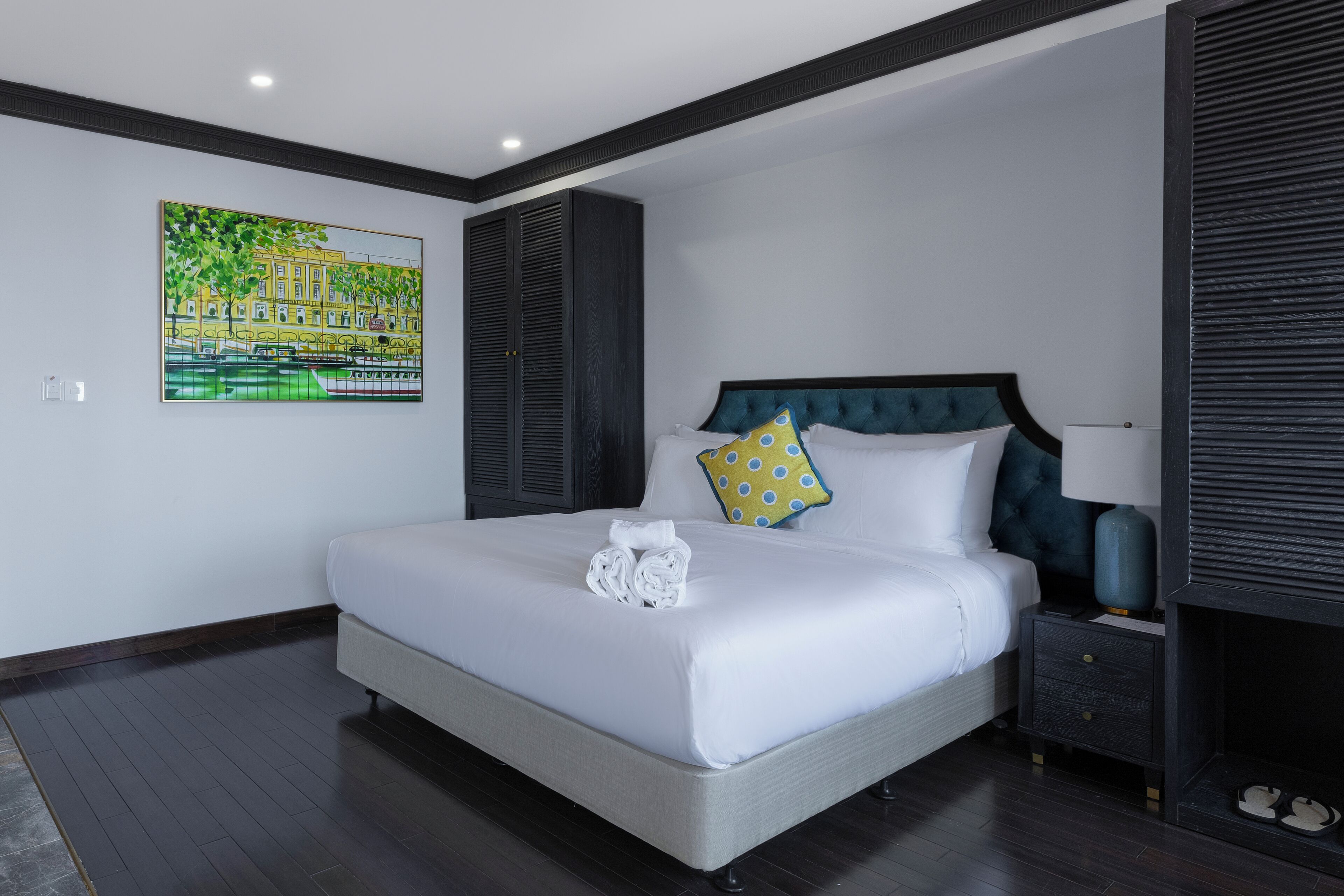 Junior tweepersoonskamer, voor 1 persoon, uitzicht op de stad | Een kluis op de kamer, een bureau, verduisterende gordijnen, gratis wifi