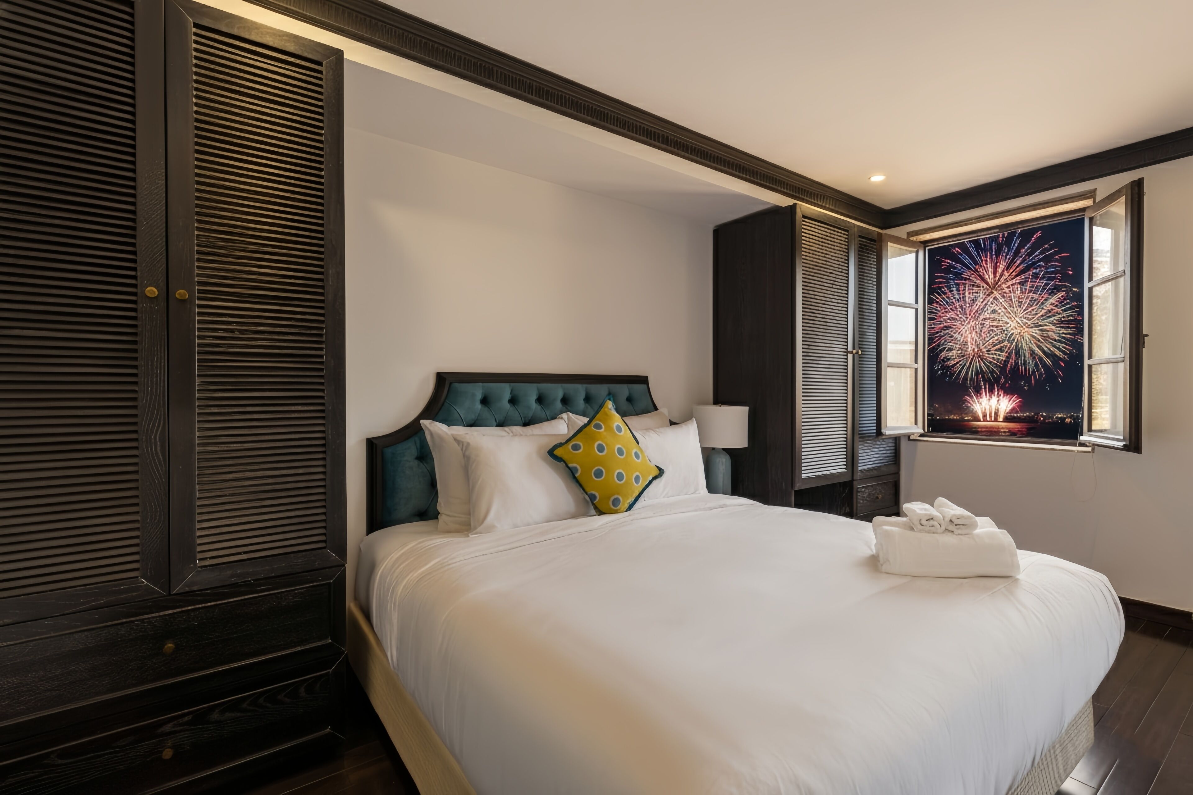 Junior tweepersoonskamer, voor 1 persoon, uitzicht op zee | Een kluis op de kamer, een bureau, verduisterende gordijnen, gratis wifi