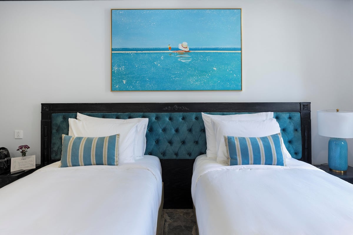 Deluxe kamer, 1 twee- of 2 eenpersoonsbedden, uitzicht op de stad | Een kluis op de kamer, een bureau, verduisterende gordijnen, gratis wifi