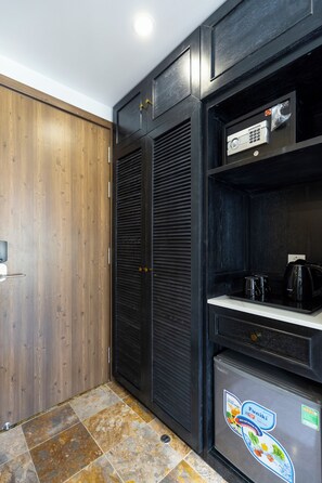 Safe på rommet, skrivebord, blendingsgardiner og wi-fi (inkludert)