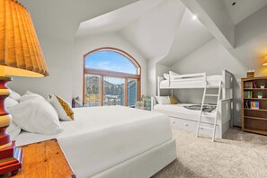 3 bedrooms, desk, iron/ironing board, travel crib