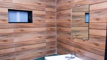 Asrama Umum Basic | Kamar mandi | Shower, perlengkapan mandi gratis, handuk, dan sabun