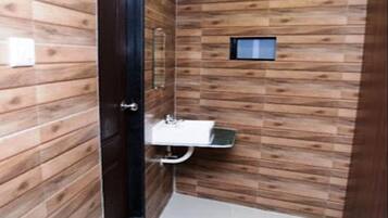 Eenvoudige slaapzaal | Badkamer | Een douche, gratis toiletartikelen, handdoeken, zeep