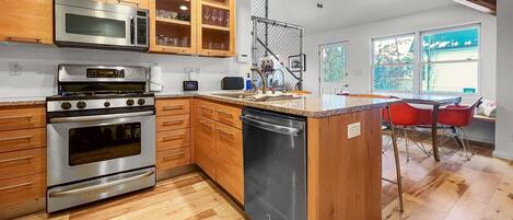 Refrigerador, microondas, horno y parrilla de estufa