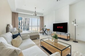 Smart TV - Cozy Studio Apartment with Sea & Canal View in Court Tower (Dubai)