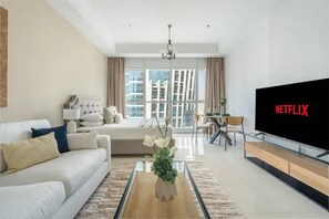 Smart TV - Cozy Studio Apartment with Sea & Canal View in Court Tower (Dubai)
