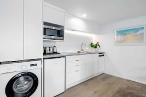 Fridge, microwave, dishwasher, cookware/dishes/utensils