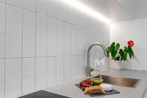 Fridge, microwave, dishwasher, cookware/dishes/utensils