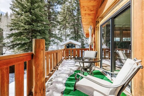 Cabin-Style Ski Home in Minturn with Private Deck