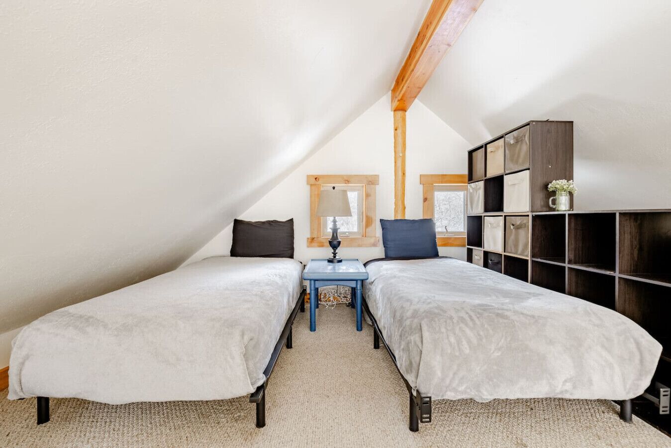 2 bedrooms, desk, WiFi, bed sheets