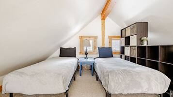 2 bedrooms, desk, WiFi, bed sheets