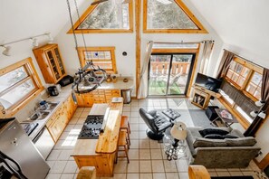 Fridge, microwave, oven, stovetop - Cabin-Style Ski Home in Minturn with Private Deck (Minturn)