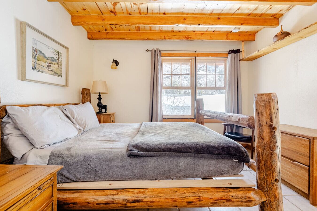 2 bedrooms, desk, WiFi, bed sheets
