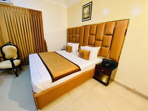1 habitación, tabla de planchar con plancha, wifi y ropa de cama 